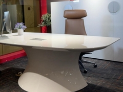 Bureau de bureau peint de façon futuriste.