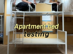 Test de lits superposés dans un nouvel appartement