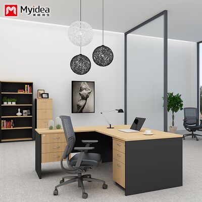 Personnalisation Bureau exécutif classique avec armoires, tiroirs, remplissage et stockage de données, ordinateur de l'entreprise, bureau de bureau, bureau du gestionnaire