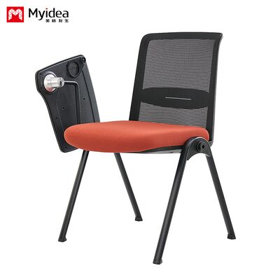 Salle de réunion de bureau, salle de formation, chaise en plastique avec petit tableau, connexion à boucle