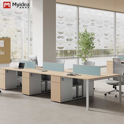 Deux membres du personnel face à face, bureau à quatre tiroirs, écran à couleurs vives, mobilier de bureau